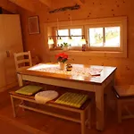 Im Gemütlichen Blockhaus Vor Den Bergen *