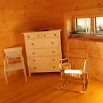 Im Gemütlichen Blockhaus Vor Den Bergen *