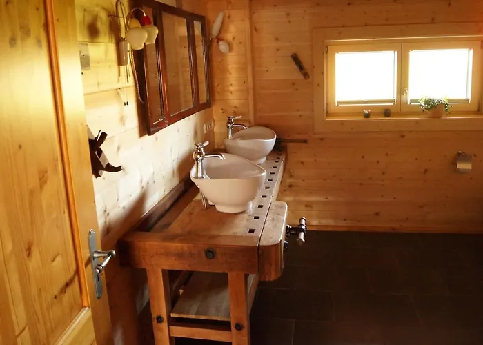 Im Gemuetlichen Blockhaus Vor Den Bergen
