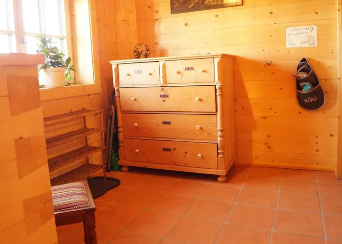 Im Gemuetlichen Blockhaus Vor Den Bergen