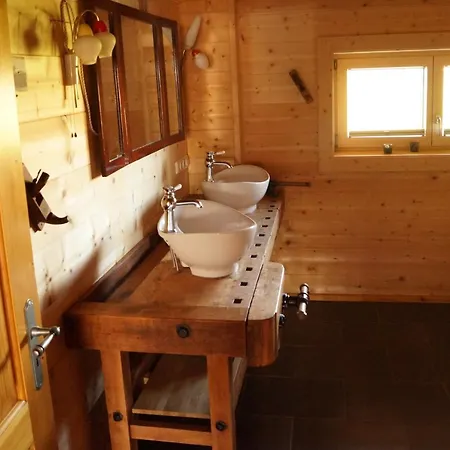 Im Gemuetlichen Blockhaus Vor Den Bergen